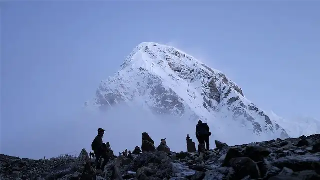 Everest Dağı’nda kar fırtınası nedeniyle yaklaşık 1000 kişi mahsur kaldı