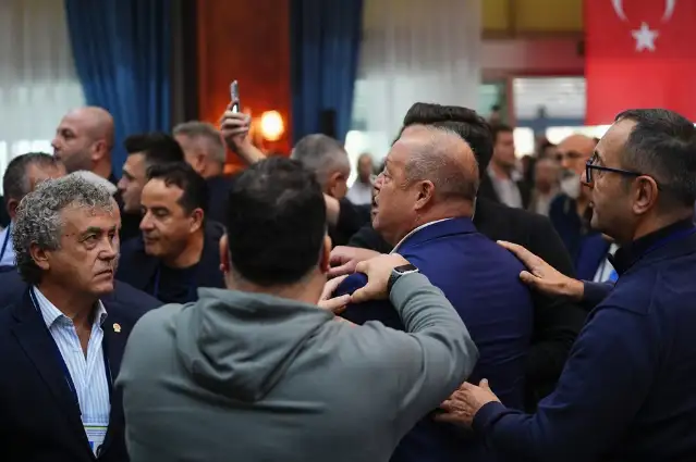 Fenerbahçe'de Yüksek Divan Kurulu toplantısında Aziz Yıldırım ile Hamdi Akın tartıştı
