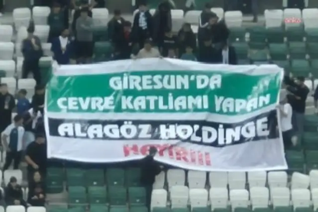 Giresunspor taraftarlarından tribünde çevre protestosu: Çevre katliamı yapan Alagöz Holding’e hayır
