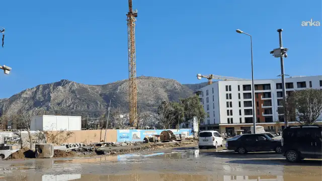 Bakan Kurum’un “göz kamaştırıyor” dediği Hatay’daki Atatürk Caddesi sular altında kaldı