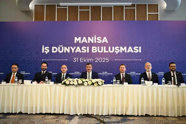 Manisa'da sanayicilerle buluşan Cumhurbaşkanı Yardımcısı Yılmaz'a MCBÜ'den fahri profesörlük belgesi