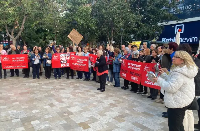 Manisa'daki CHP'li kadınlar boş tencerelerle meydanlara koştu