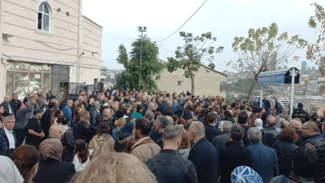 Sokak ortasında katledilen Nilay Kotan, kadınların omuzlarında toprağa verildi