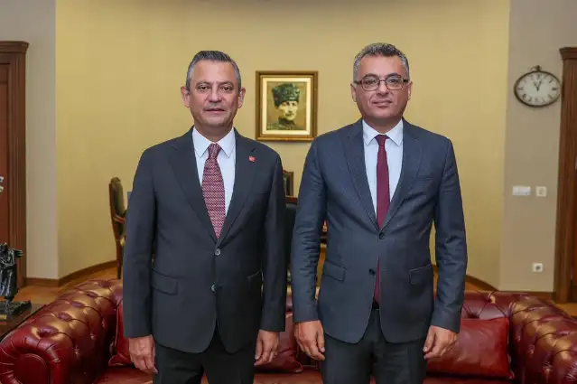 Özgür Özel'den Erhürman'a kutlama: Kıbrıs Türk Halkı dışarıdan müdahale eden zihniyete de cevabını vermiştir
