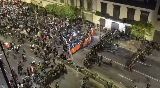 Peru'da hükümet karşıtı protestolarda polisle çatışma