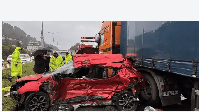 Rize'de otomobilin tırla çarpışması: 3 kişi yaşamını yitirdi