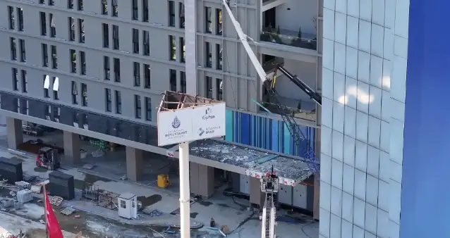 Şişli'de inşaat alanındaki vinç öğrenci yurduna devrildi