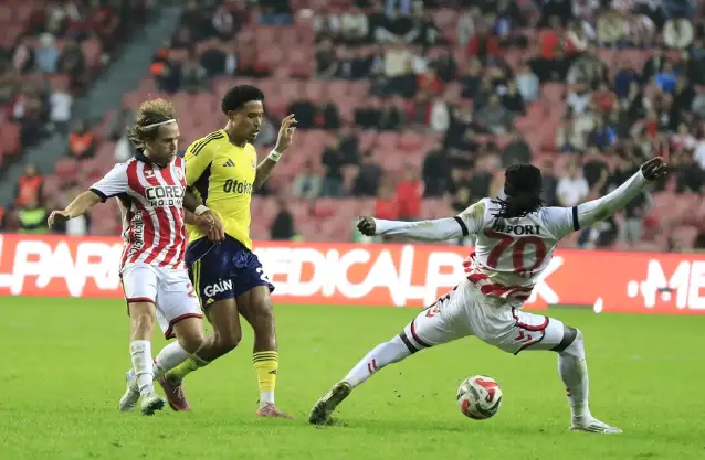 Fenerbahçe, lider Galatasaray’ın puan kaybettiği haftada Samsunspor ile berabere kaldı