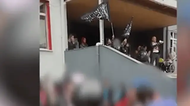 MEB tarafından düzenlenen "Filistin farkındalık etkinlikleri"nde bir öğrenciye Kelime-i Tevhid bayrağı taşıtıldı