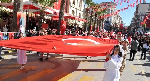 Manisa’da Cumhuriyet coşkusu caddeye sığmadı