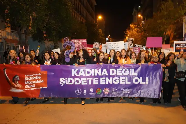 Manisa'da 25 Kasım Kadına Yönelik Şiddetle Mücadele Günü'nde "Kadına değil şiddete engel ol" çağrısı