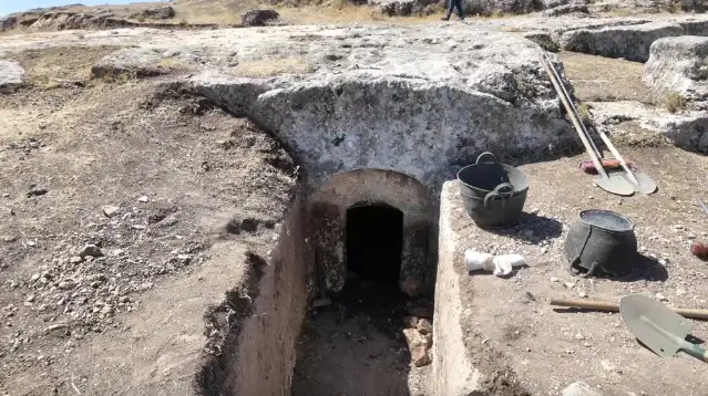 Adıyaman'daki Tharsa Antik Kenti'nde 1800 yıllık oda mezarı bulundu
