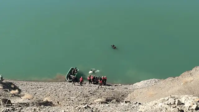 Van'da otomobil baraja uçtu: Araçtaki 2 kişi hayatını kaybetti, 1 kişi ise kayıp
