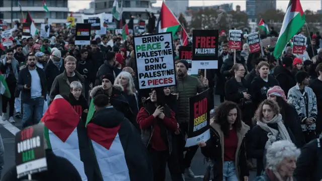 Londra'da on binler, Filistin'e destek için yürüdü