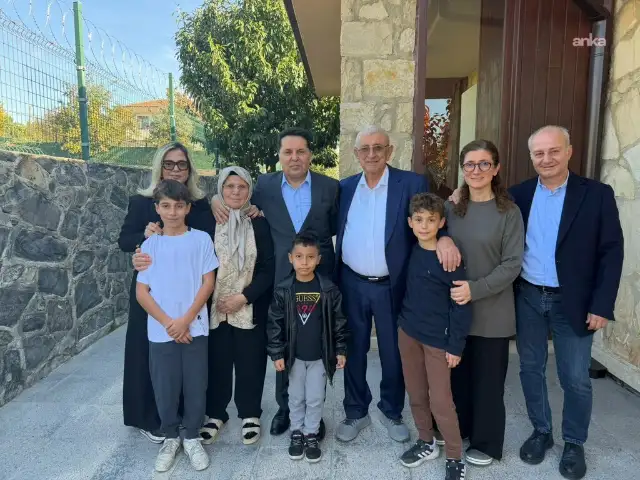 Özgürlüğüne kavuşan Esenyurt Belediye Başkanı Ahmet Özer, Ekrem İmamoğlu'nun anne babasını ziyaret etti