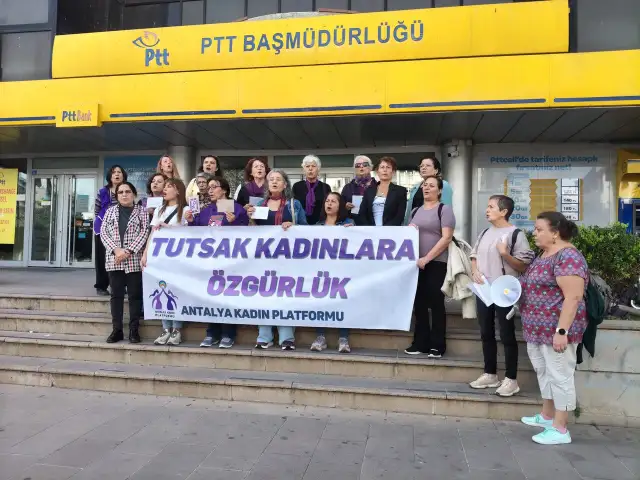 Antalya Kadın Platformu, ‘tutsak’ kadınlara kart gönderdi: Erkek-devlet şiddetine karşı dayanışmayı büyütüyoruz
