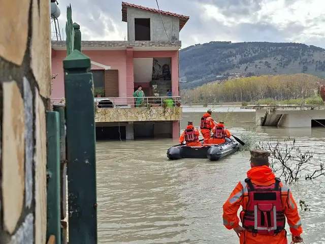 Arnavutluk'ta sel felaketi: Çok sayıda aile tahliye edildi