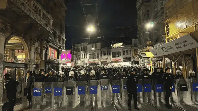 Taksim'de 25 Kasım ablukası: Kadınlar yürüdü, polis gözaltı yaptı