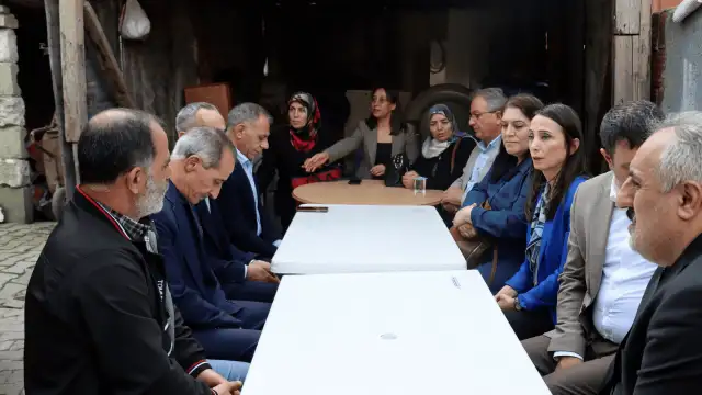 Tülay Hatimoğulları, Dilovası'nda çıkan yangında hayatını kaybeden 6 kişinin ailelerine taziye ziyaretinde bulundu