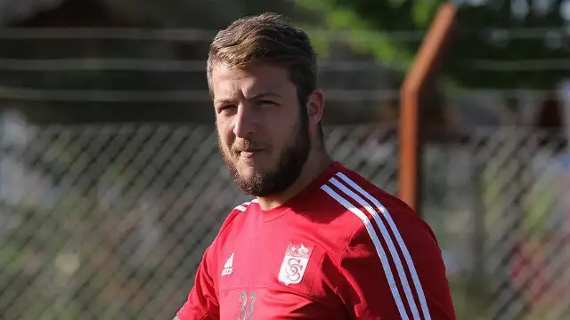 Eski futbolcu Batuhan Karadeniz hakkında yasa dışı bahsi özendirmekten kırmızı bülten kararı