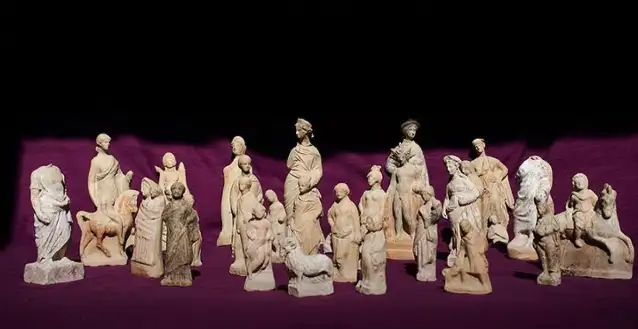 Myra'nın 2100 yıllık terrakotta heykelcikleri sergide ilk kez ziyaretçiyle buluşuyor