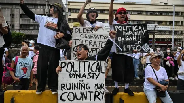 Filipinler'de yüz binlerce kişi sel kontrol yolsuzluğunu protesto etti