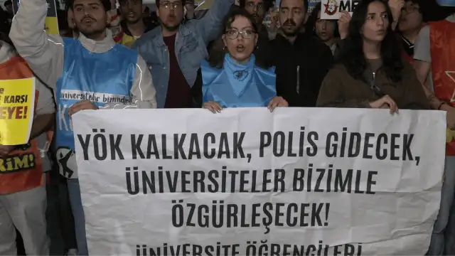 İzmir'de YÖK protestosu: Kayyum Rektörler, eli palalı çetelerle öğrenciyi susturmaya çalışıyor