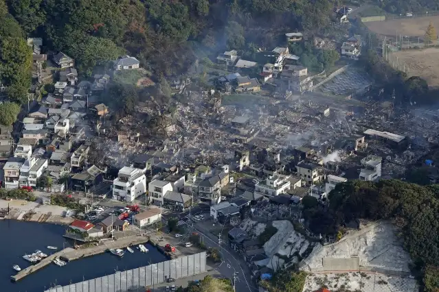 Japonya'da liman yakınında çıkan yangında 170’ten fazla bina hasar gördü
