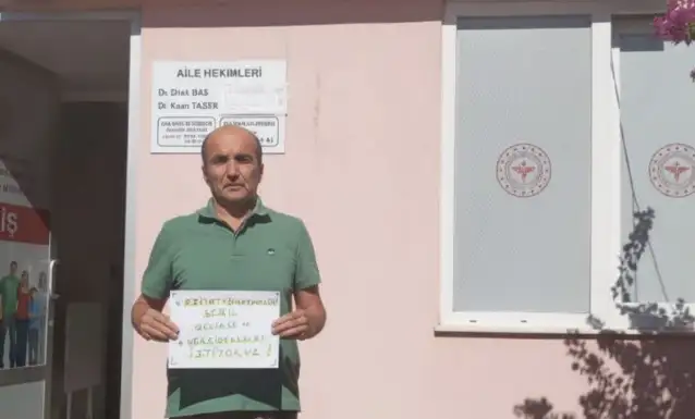Aile hekimliği çalışanları vergide adalet istiyor: Kaan Taşer Karşıyaka ASM önünde açıklamalarda bulundu