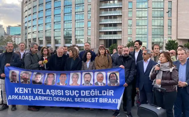 İstanbul Adliyesi önünde "Kent Uzlaşısı'na Özgürlük" açıklaması: 'Kent Uzlaşısı' davası dünya tarihine kara bir lekedir
