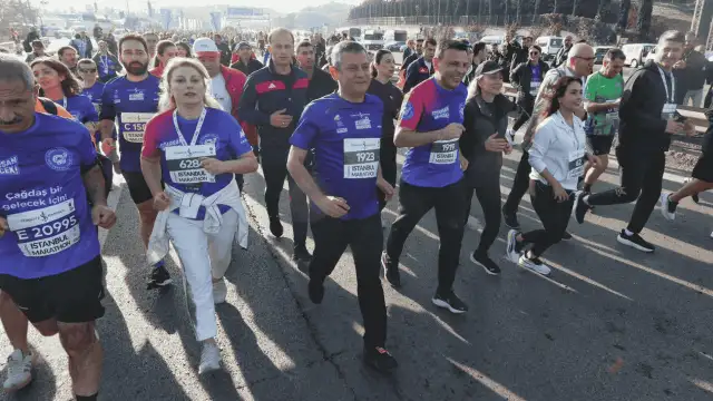 Özgür Özel, İstanbul Maratonu’nda "1923" ile koşuyor: Adımlarımızı iyilik ve eşitlik için atıyoruz