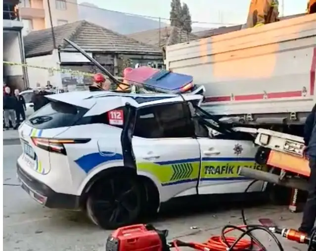 Manisa'da ekip aracının tıra çarptığı kazada 1 polis hayatını kaybetti, 1 polis yaralandı