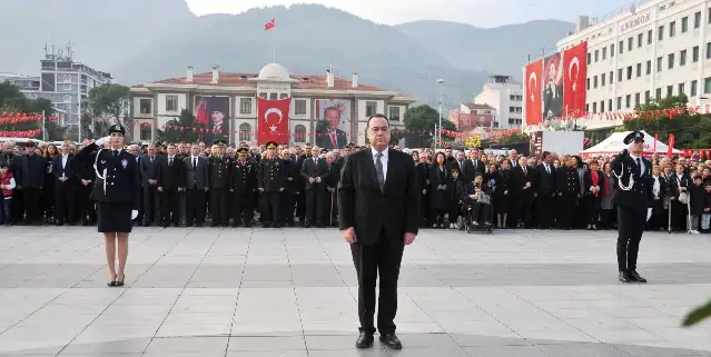 Manisa’da binler Cumhuriyet Meydanı'na akın etti