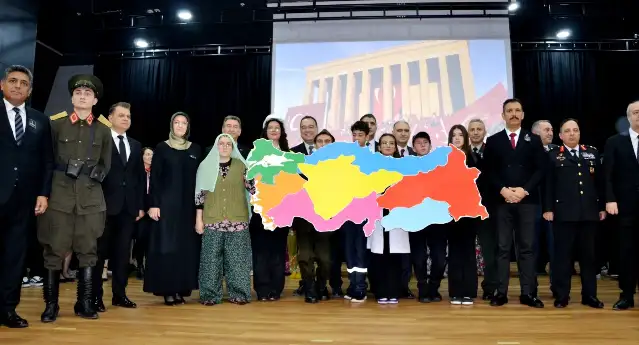 Manisa’da Hasan Türek Anadolu Lisesi tarafından "Sönmeyen Işık" gösterisi ayakta alkışlandı