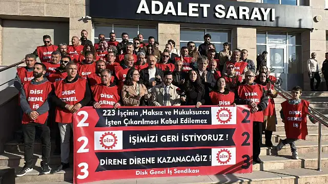 ÖHD üyeleri, Van Büyükşehir Belediyesi'nden çıkarılan 223 işçi için adliye önünde açıklama yaptı