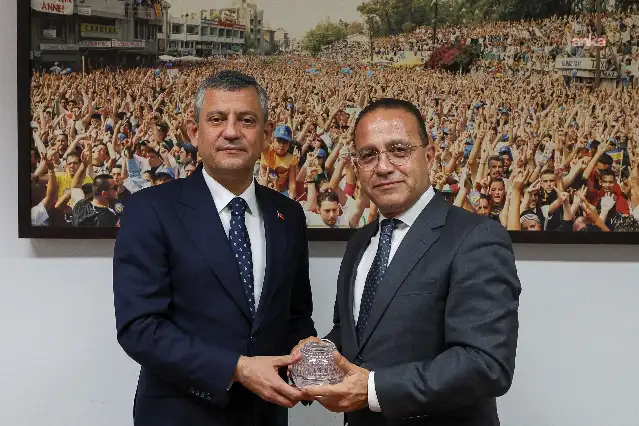 Özgür Özel, KKTC’de Cumhuriyetçi Türk Partisi’ni ziyaret etti