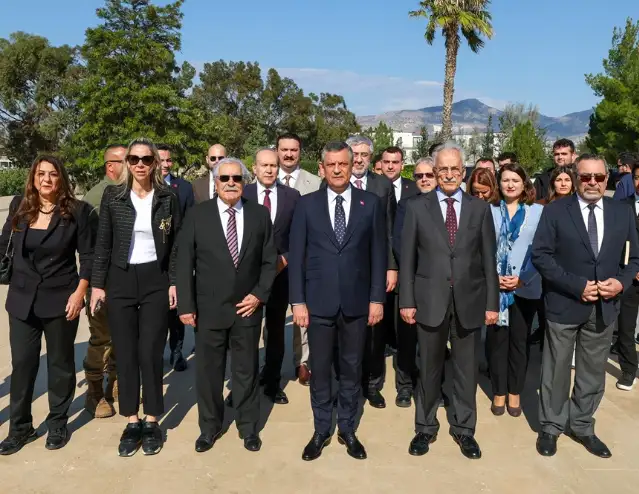 Özgür Özel, KKTC'nin kuruluş yıldönümünde Denktaş ve Küçük'ün mezarlarını ziyaret etti