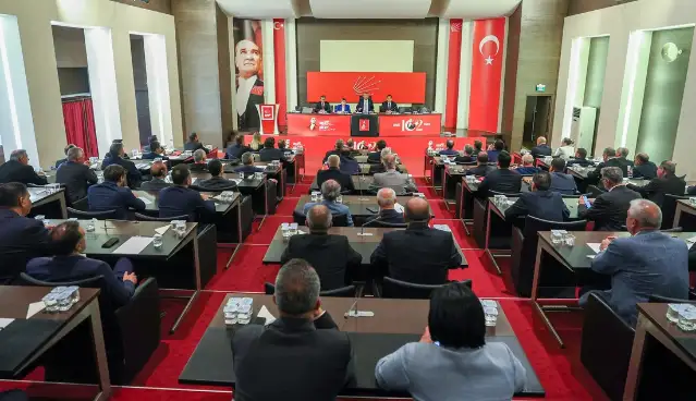CHP Genel Başkanı Özgür Özel, kurultay öncesi 81 il başkanıyla toplantıda bir araya geldi