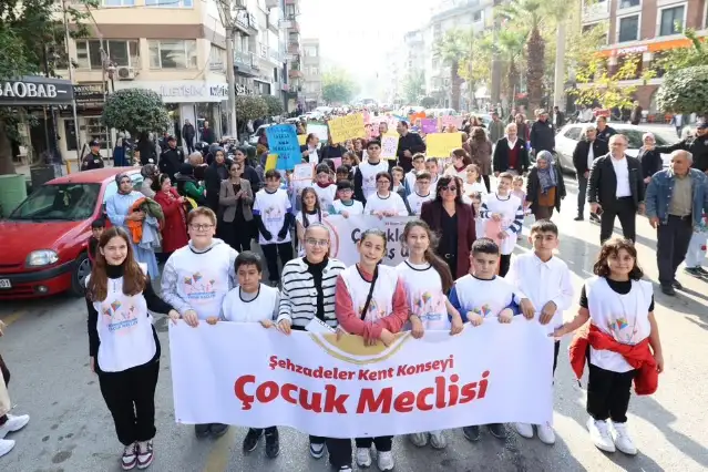 Şehzadeler'de çocuklar hakları için yürüdü