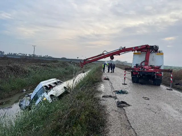 Adana'da tarım işçilerini taşıyan minibüs sulama kanalına devrildi: 18 yaralı