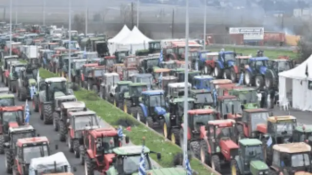 Yunanistan'da polis havalimanı yolunu kapatmak isteyen çiftçilere biber gazıyla müdahale etti