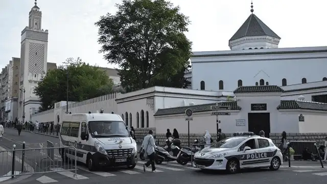 Fransa'da provokasyon: Camiye saldırı, Diyanet Türk İslam Birliği Derneği'ne mermi bırakıldı