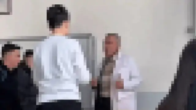 Zorbalığa uğrayan öğretmen hastanelik oldu: Kürsüden düşüp başını çarptı