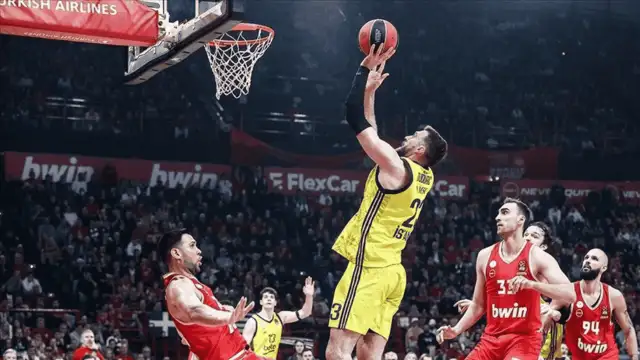 Olympiakos-Fenerbahçe Beko maçı ertelendi: Salonun çatısı aktı