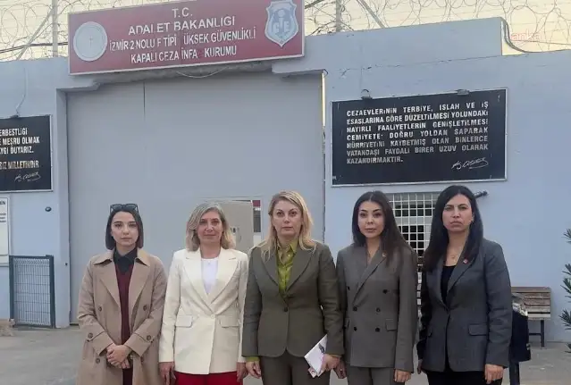 Asu Kaya, Tunç Soyer ve Murat Çalık'ı cezaevinde ziyaret etti