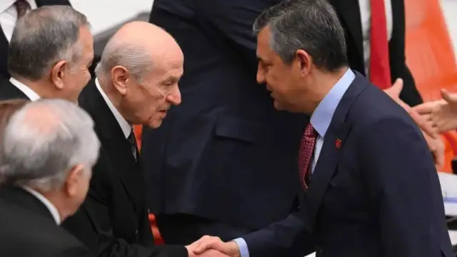 Bütçe görüşmelerinin son gününde liderler buluştu: Özgür Özel ve Devlet Bahçeli Meclis'te selamlaştı