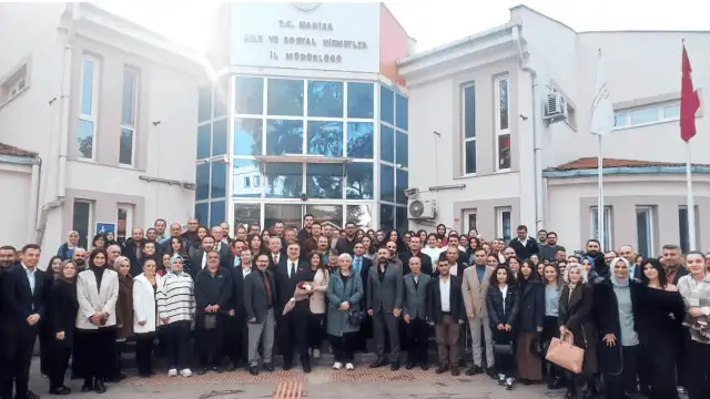 Bakanlık ‘Yeterli Değilsin’ diyerek görevden aldı; sevenleri çiçeklerle, alkışlarla ve gözyaşları ile uğurladı