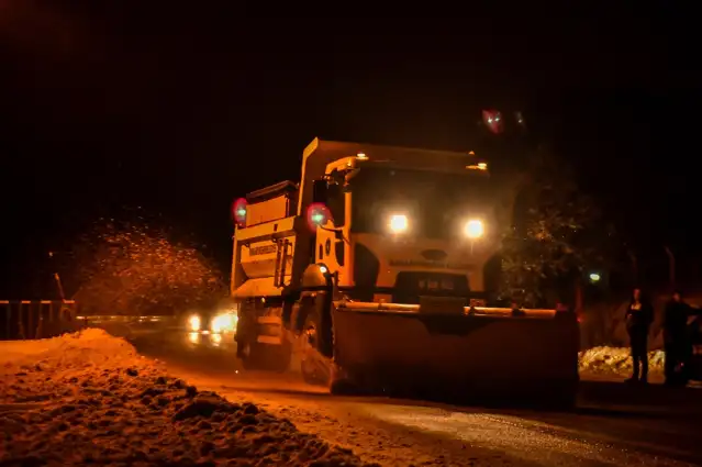 Bursa'da karla mücadele çalışmaları kapsamında 145 mahalle yolu ulaşıma açıldı