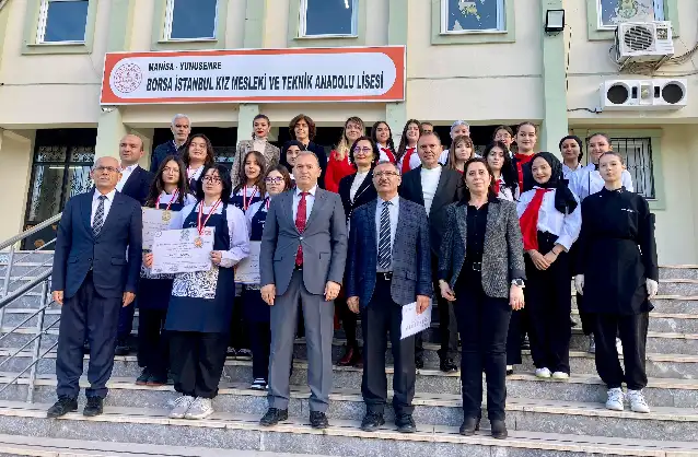 Damak tadında 42 ülkeyi geri bıraktılar, Manisa’ya şampiyon döndüler