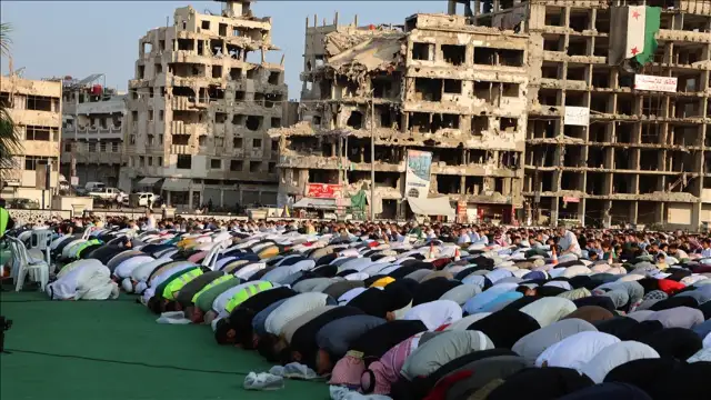Suriye'nin Humus ilinde bir camide meydana gelen patlamada 5 kişi hayatını kaybetti